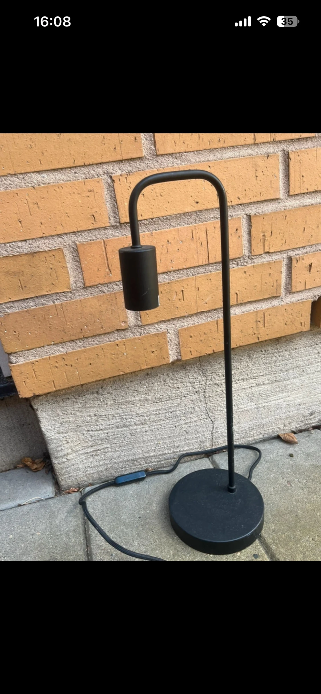 Svart bordslampa med modern design