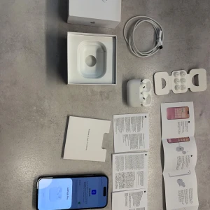 AirPods Pro (2nd Generation) med MagSafe - Säljer ett par Apple AirPods Pro (2nd Generation) med MagSafe-laddningsetui. Komplett med originalkartong, extra öronproppar, laddkabel och manualer. Mycket fint skick, inga synliga repor eller skador. Perfekt för brusreducering och hög ljudkvalitet.