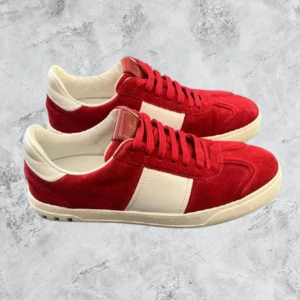 Valentino flycrew skor - Riktigt feta flycrews || köpta i New York för 6800kr || det är inpricip helt nya! Använda typ en gång || skriv om ni har fler frågor! 😊