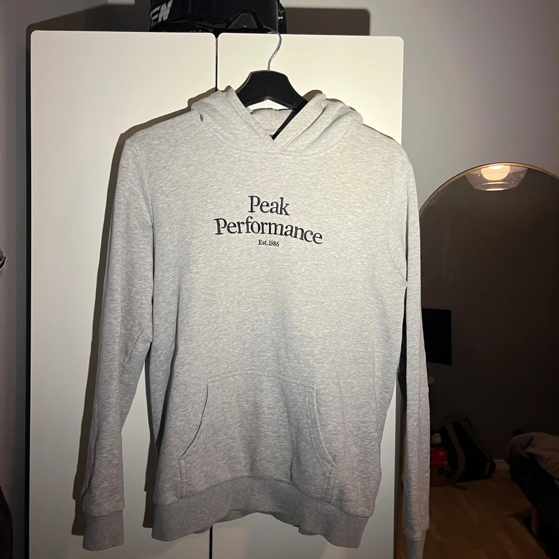 Grå hoodie från Peak Performance