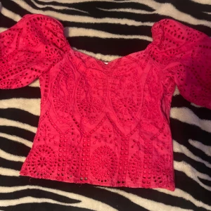 Fin rosa fest topp💗💗 -  Fin rosa topp perfekt för fest det står storlek XXS men funkar även för S och XS måste tyvärr sälja för att den är lite för tajt men ger en fin kroppsform med tanke på dragkedjan så den sitter lite som en korsett 💗💗 PRIS KAN DISKUTERAS!!