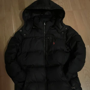 Ralph lauren jacka  - Perfekt för dig som vill ha en snygg och varm vinter jacka är ett litet hål i jackan men annrs är den i bra skick 7/10💯👑 pris ej hugget i sten kan gå ner i pris vid snabb affär. Skriv med minsta fundering🤝👍