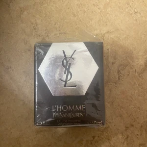 YSL L'Homme Eau de Toilette - YSL L'Homme Eau de Toilette, 60 ml. Ingredienser: alkohol, aqua, parfum, limonene, coumarin, linalool, citral, geraniol, citronellol m.fl. Tillverkad i Frankrike. Snygg och modern parfym för dig som vill sticka ut.