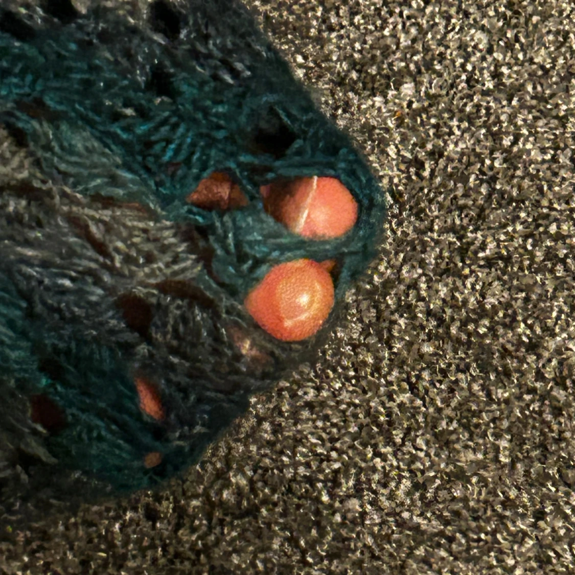 Stickade mörkgröna strumpor med hålmönster - 1