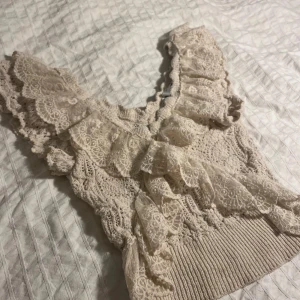 Zara spets topp - Supersnygg och i jättebra skick, köpt här på Plick men bara använd 1 gång av mig. Kvar tills markerad som såld❤️Beige/vit färg