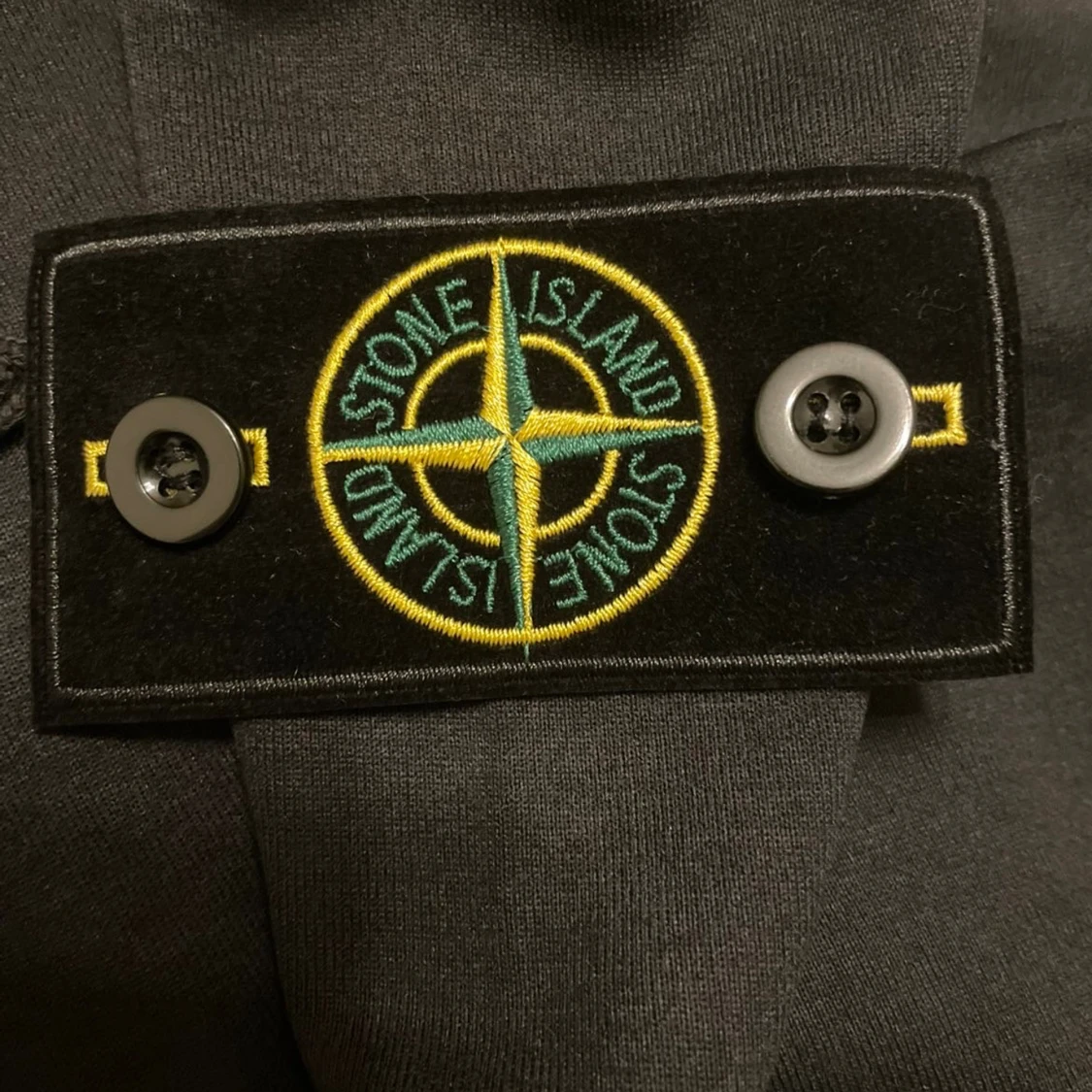 Svart hoodie från Stone Island - 1