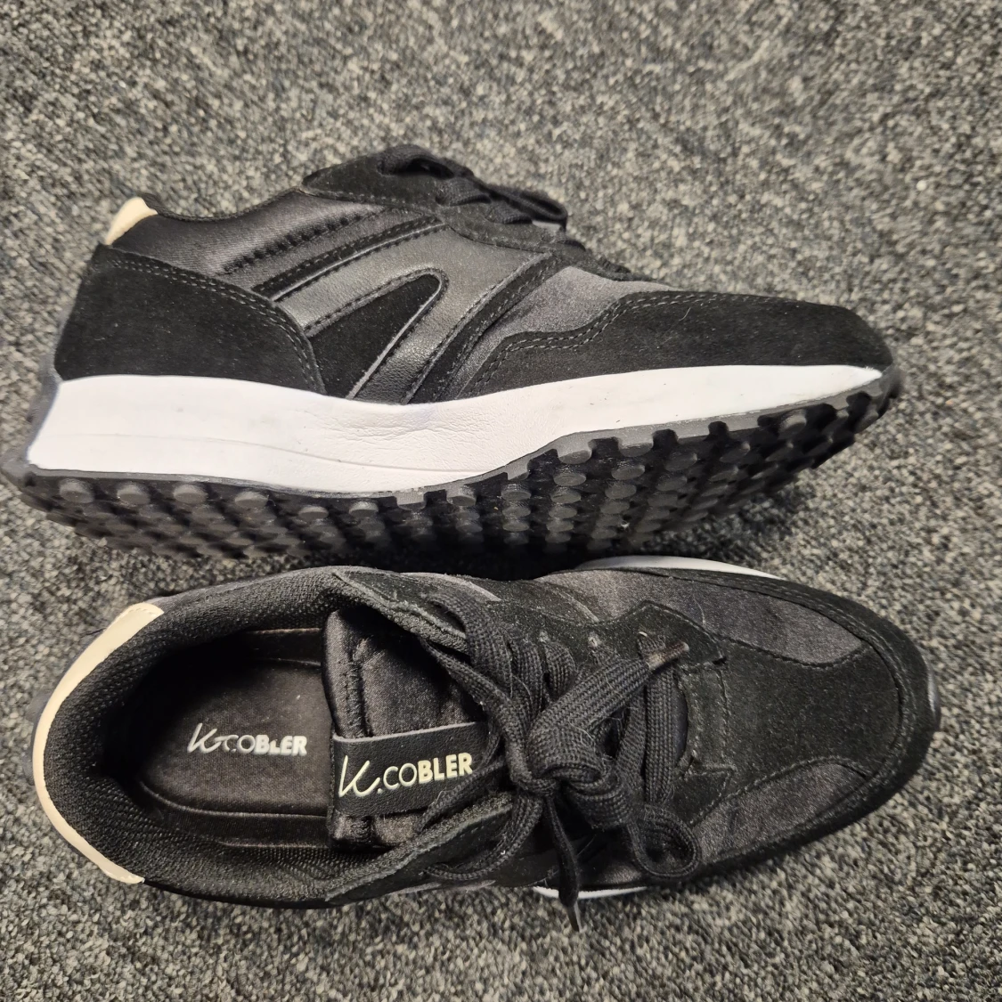 Svarta sneakers från K.COBLER
