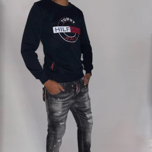 Tommy Hilfiger tröja XS -Mörkblå - Helt ny. Fin replika med grym kvalitet. Modellen är 175cm lång, bär storlek XS på bilderna. Pris: 799kr. Först till kvarn. Skickas direkt inom 24h