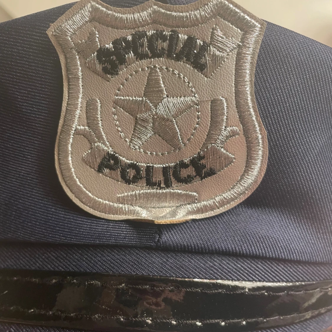 Mörkblå polis-keps med badge - 2