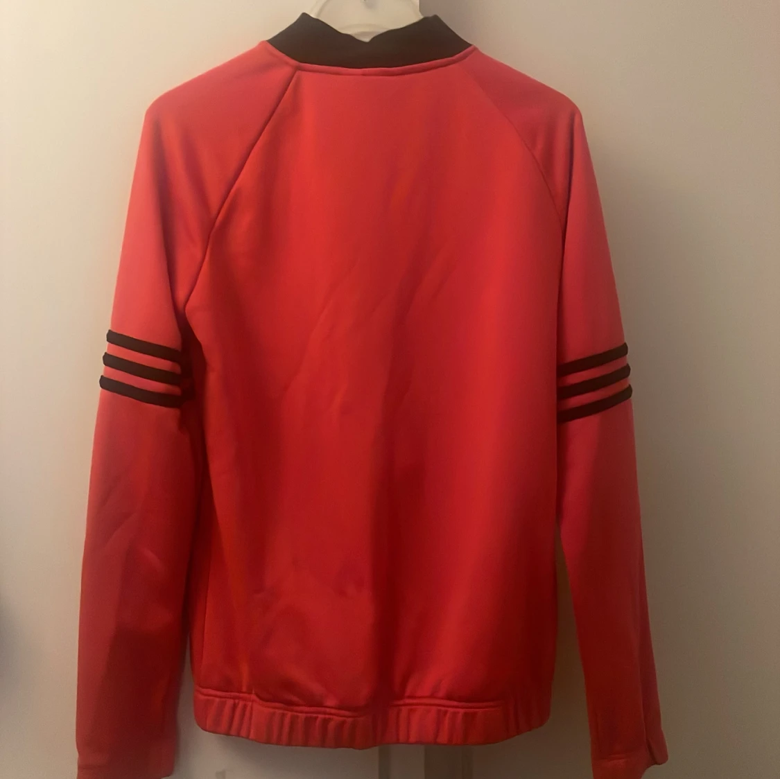 Röd Adidas bomberjacka M - 1