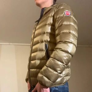 Colmar jacka  - Hej! Säljer nu min jacka, från märket Colmar storlek M. Bra skick, modellen är 184cm och väger 74kg. Tveka inte på att höra av dig om du har frågor eller funderingar kring jackan!