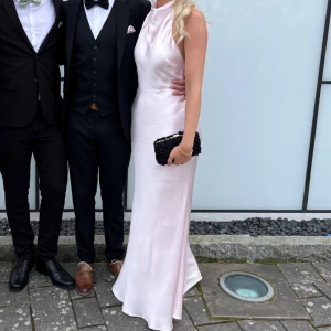 Balklänning  - Säljer 3 stycken likadana rosa klänningar. Denna är stl XL tror jag, men den sitter som en M i midjan då jag sytt in den. Däremot gör storleken att den blir hyfsat lång. Jag är 178 för referens. Det är klänningen som är på bilden som säljs, den är använd en gång och har någon liten fläck, men det syns inte om man inte kollar noga. Går nog att tvätta bort om man vill. Nypris är 1300💗