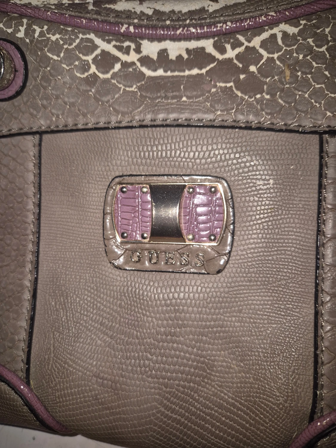 Guess handväska i grått med lila detaljer - 3