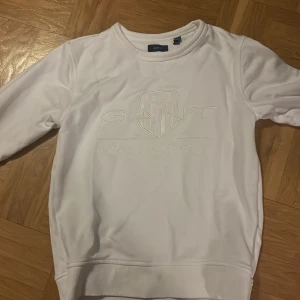 Gant tröja - En fin vit långärmad tröja från gant, utan luva. Passar fint till vardagligt och till finare tillfällen. 