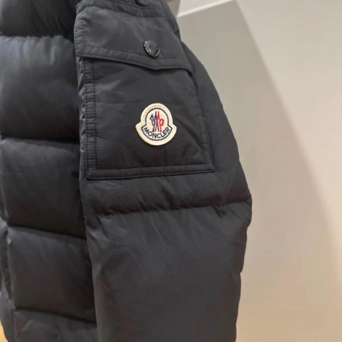 Svart Moncler pufferjacka med huva - 1
