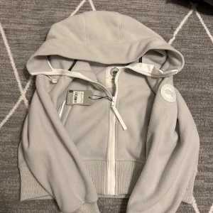 Ljusgrå fleecejacka från Canada Goose - Snygg ljusgrå fleecejacka från Canada Goose. Aldrig använd. Pris kan diskuteras 