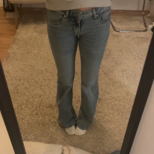 Bootcut ljusblå jeans - Ljusblå lågmidjade bootcut jeans från H&M, aldrig använt 