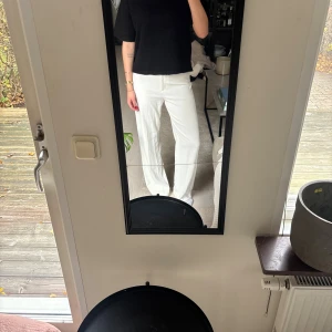 Vita raka byxor från H&M, strl 38 - Snygga vita byxor från H&M i storlek 38. De har en rak passform med normal midja och är tillverkade i ett mjukt, lätt material som ger en clean och fräsch look. Perfekta att styla med sneakers eller boots för en chill vibe.