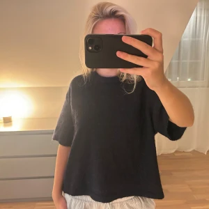 marinblå tröja - superfin marinblå stickad tröja med korta, vida ärmar 💓💓storlek M men passar även S