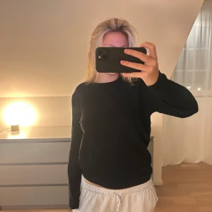 svart tröja - svart tunn långärmad tröja!! 💓💓