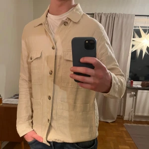 Beige A Days March linne Overshirt  - Säljer denna sjukt snygga Overshirten från A Days March⭐️ Färgen är beige och storleken är M✅ Den har inga defekter och skicket är utomordentligt🙌🤝 Sjukt najs passform och passar perfekt till hösten🍁🙌 Tveka inte på att höra av er dig vid minsta fråga eller fundering😊