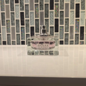 Gucci Eau de Parfum II 75ml - Gucci Eau de Parfum II, 75 ml. En ikonisk doft i snygg flaska, perfekt för dig som vill sticka ut. Tillverkad i Frankrike. Testerversion.