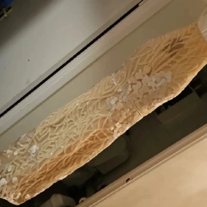 Champagnefärgad festklänning med paljette nypris 3000r - Säljer en elegant festklänning i champagnefärg med glittriga paljettdetaljer och vackert mönstrad spets. Klänningen har figurnära passform och är perfekt för dig som vill sticka ut med en lyxig look. Perfekt till bal eller festliga tillfällen!