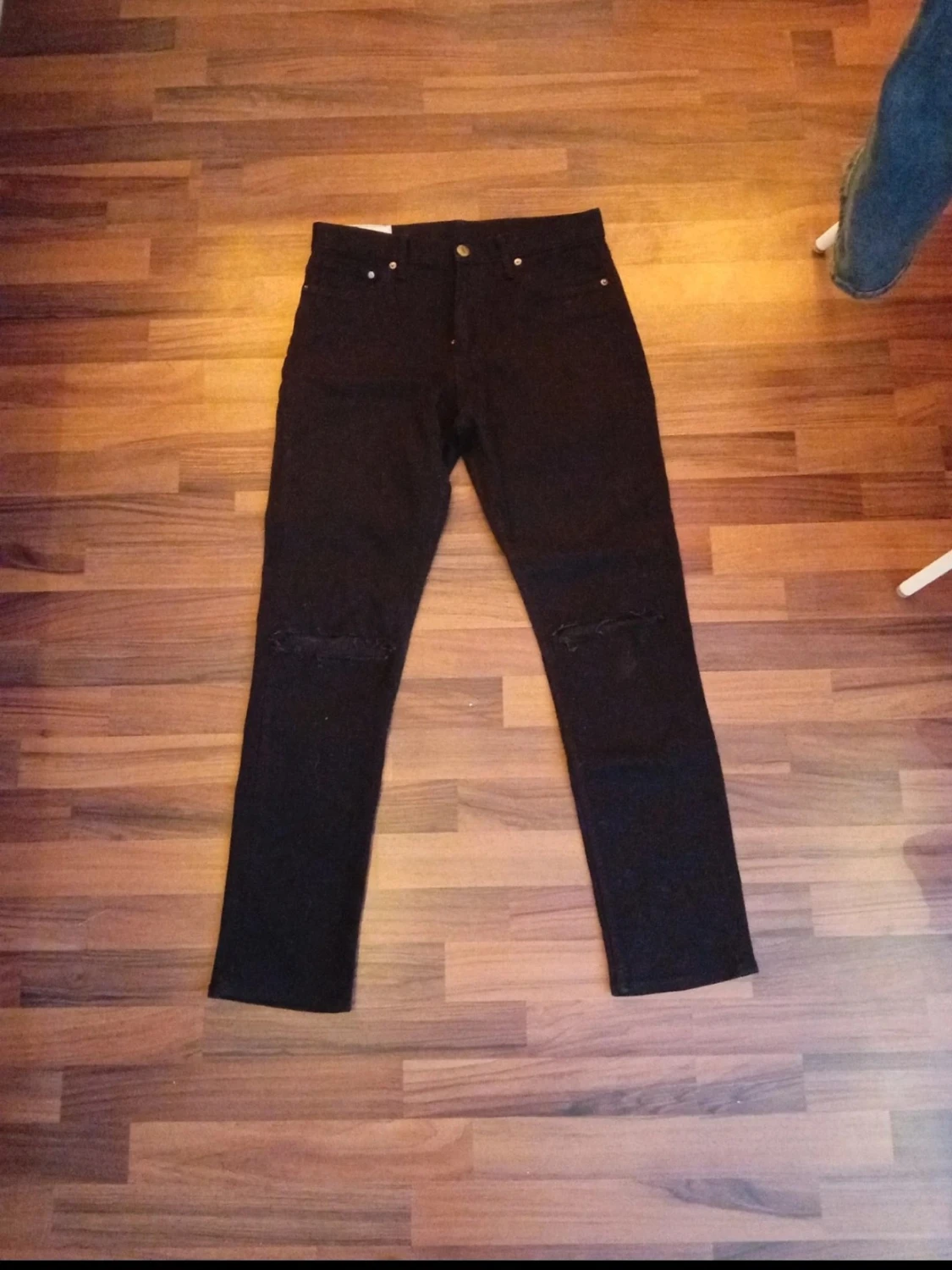 Svarta skinny jeans med slitningar