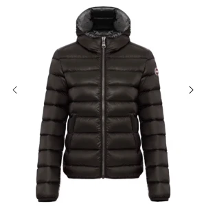 Colmar jacka💝 - Så snygg svart dunjacka från Colmar med huva och dragkedja framtill. Använd en vinter och helt utan defekter!🥰 Jackan har logotyp på ärmen och baktill i höger nedkant🩷 Perfekt för kalla dagar och riktigt skön! Storlek 44 (italienska storlekar) motsvarar S💞 Nypris 5000💖