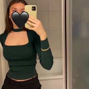 Mörkgrön långärmad polotopp - Mörkgrön långärmad polotopp med fyrkantig uringning och choker-detalj runt halsen, från ZARA