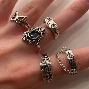 Coola silvriga statementringar - Säljer ett set med fem unika silvriga ringar i olika former. Jättecoola och helt oanvända! Ej äkta silver. Alla ringar för 20kr! ❤️