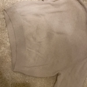 Beige stickad tröja från Zara - Snygg beige stickad tröja från Zara i storlek 152. Tröjan har långärmade ribbade muddar och rund hals. Enkel och stilren design som är lätt att matcha med andra plagg. Perfekt för dig som gillar neutrala färger och mjuka material.