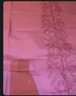 Rosa blommig duk med mönster - Säljer en rosa duk med ett snyggt blommigt mönster längs ena sidan. Duken har en mjuk och feminin vibe med detaljerade rosor i trycket. Perfekt för dig som gillar färg och vill sticka ut lite extra.
