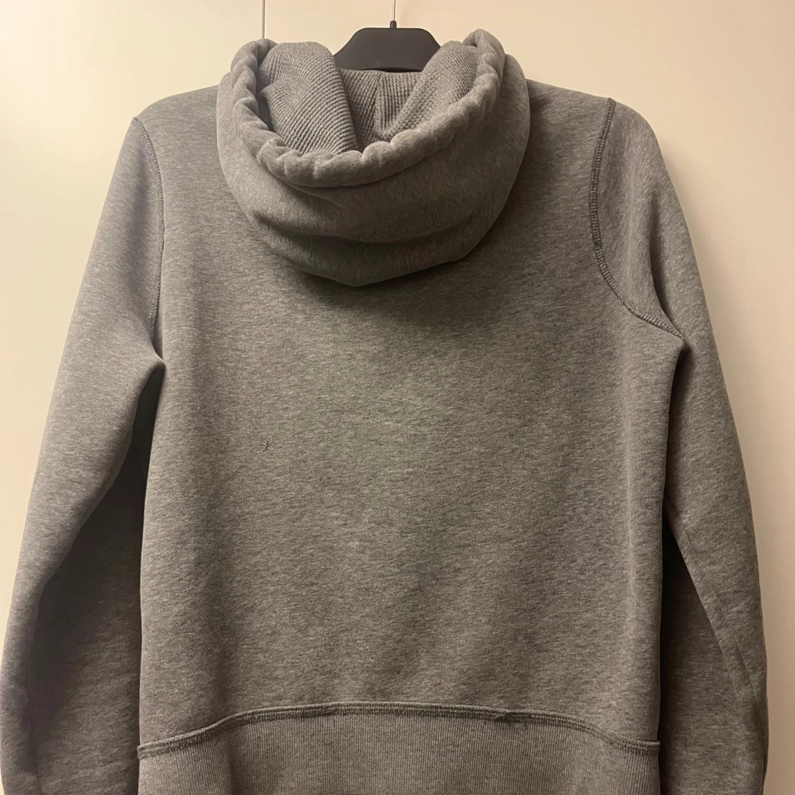 Grå hoodie från Hollister med blå text - 1