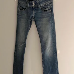 Pepe Jeans  - Säljer mina ljusblåa jeans Pepe Jeans, modellen Venus. Storlek 25x30! Lite korta på mig som är 166!🐬✨🩵