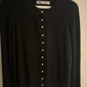 Svart kofta med guldknappar från Zara - Jag säljer en svart kofta med guldknappar. Koftan kommer från Zara och är sparsamt använd!💞
