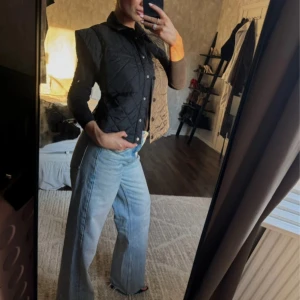 Svart snygg väst  - Storlek S! Knappt använd så i mycket bra skick 😍