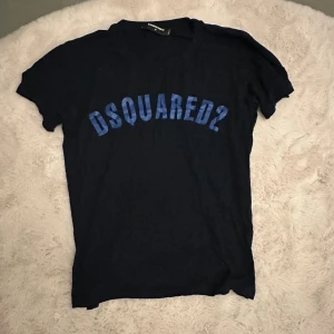Dsquared2 T-shirt - Svart Dsquared T-shirt med blå loga. Varan är i bra skick i storlek M