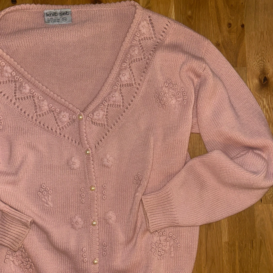 Rosa kofta med pärlknappar från Knit Set - 2