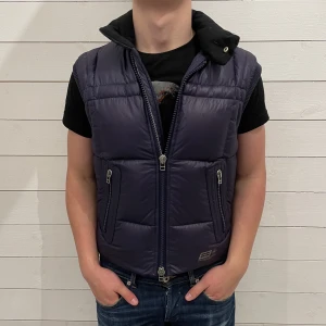 J.Lindeberg väst  - Väst från J.Lindeberg - Storlek : XS - Västen är i fint skick bortsett från fläckar ( svåra att se vid användning ) bild 3 - Vårat pris : 399 sek - Nypris : 2099 sek - Modellen på bilden är 180 cm och väger 75 kg 