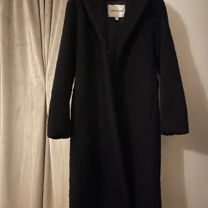 Carin Wester kappa - Fin kappa från carin Wester. Storlek 34. Alla knappar sitter kvar och inga hål i fickorna:)