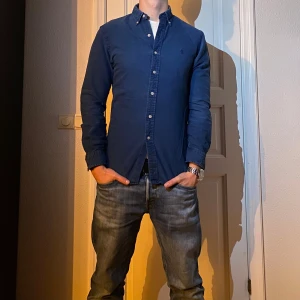 Mörkblå skjorta från Ralph Lauren - Marinblå skjorta från Ralph Lauren i storlek S. Fint skick till ett bra pris. Nypris: 1995kr. Mitt pris: 299kr                  Vid frågor eller funderingar, tveka inte att höra av dig.