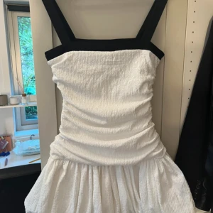 Klänning - Jättefin klänning från Gina Tricot som knappt är använd💕