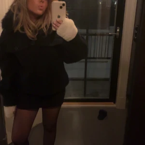 Snygg mörkblå/svart jacka - Jätte fin jacka från Gina tricot Young i strl 170 passar xs-s skulle jag säga den är väldigt mörkblå nästan svart. Den är bra skick använd ett fåtal gånger!