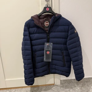 Marinblå dunjacka från Colmar - Marinblå dunjacka från Colmar || Storlek M (50) || Nypris ca 5000kr || Mitt pris 1699. Finns några tecken på användning men jackan är i bra skick. Funkar perfekt för vintern då den är varm
