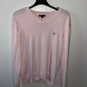 Ljusrosa stickad tröja från GANT - En skön stickad tröja från GANT. Det är en stor barn tröja men passa super bra till M och S.