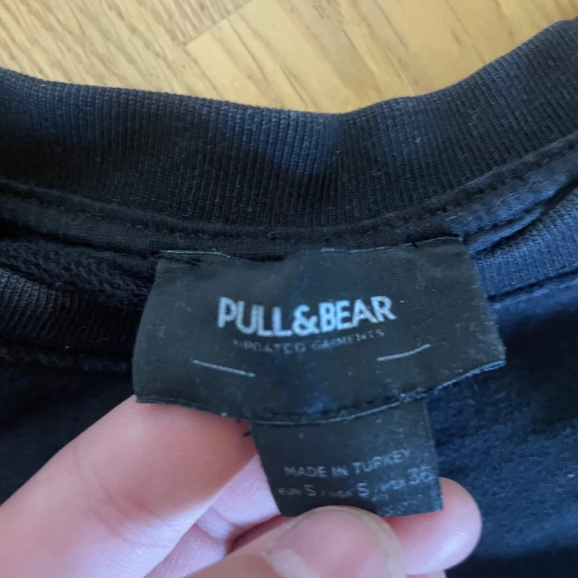 Svart sweatshirt från Pull&Bear - 2