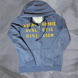 Blå hoodie Abercrombie & Fitch  - Asfet blå hoodie från Abercrombie & Fitch i stl S men passar M också. Väldigt eftertraktad modell eftersom exemplaren är rekordlåga. Passar till allt och är enkel att styla. Inga defekter överhuvudtaget. Priset är något som diskuteras så hör gärna av dig:)