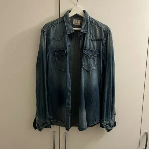  Replay Jeansskjorta  - Hej, säljer nu min extremt fina och eftertraktade jeansskjorta från märket replay i fint sick. Skriv vid fler funderingar!