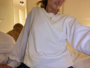 Vit oversized sweatshirt - Säljer en vit oversized sweatshirt med rund hals och långa ärmar. Tröjan har en enkel och clean design utan synliga loggor eller mönster, perfekt för en chill och avslappnad stil. Materialet känns mjukt och bekvämt mot huden.